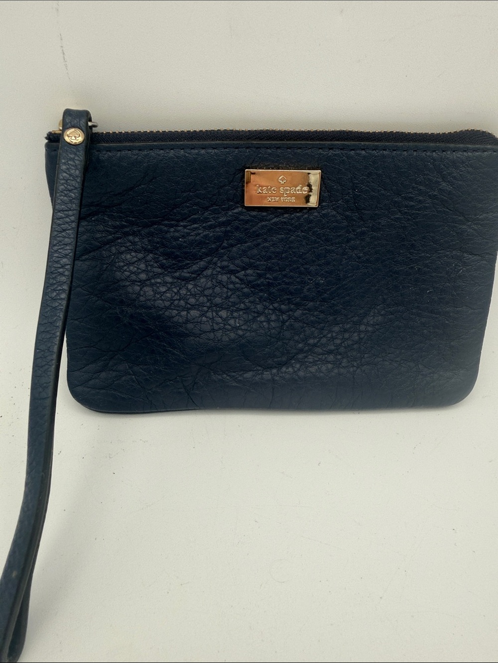 kate spade navy pebbled leather wristlet wi/ gold logo 6.5x4”
